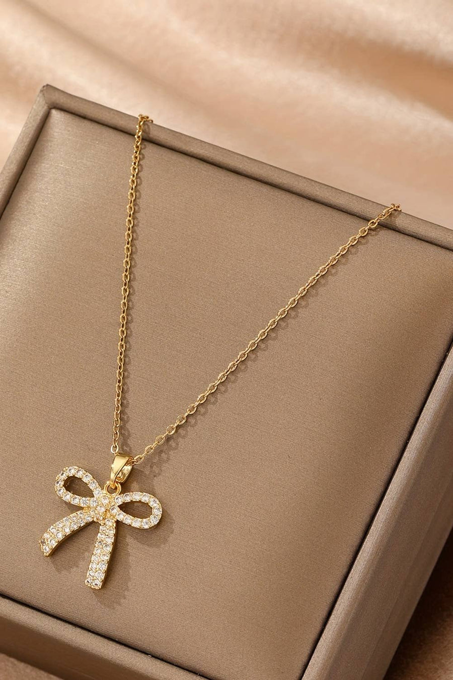 Rhinestone Bowknot Pendant Necklace: Gold