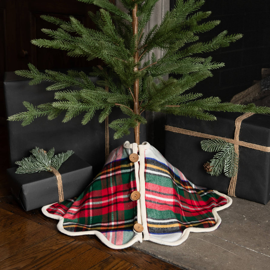 28" WHITE  TARTAN TREE SKIRT W/ SCALLOPED EDGE